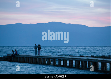 Ohrid, Mazedonien, Ohrid-See, paar am Pier Stockfoto