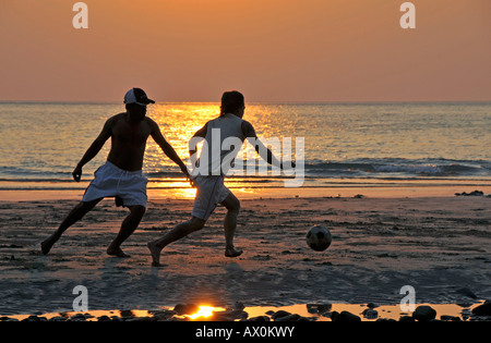 Fußball (Fußball) spielen, am Strand, Koh Chang, Thailand, Südostasien, Asien Stockfoto