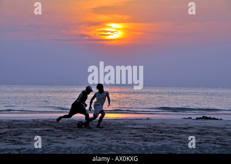 Fußball (Fußball) spielen, am Strand, Koh Chang, Thailand, Südostasien, Asien Stockfoto