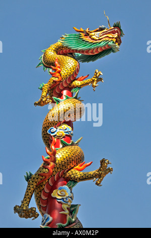 Chinesische Drachen Skulptur in einen chinesischen Tempel, Bangkok, Thailand, Südostasien, Asien Stockfoto