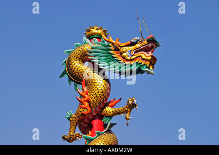 Chinesische Drachen Skulptur in einen chinesischen Tempel, Bangkok, Thailand, Südostasien, Asien Stockfoto