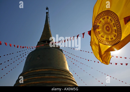 Vergoldete Stupa und buddhistische Flagge, Golden Mount, Bangkok, Thailand, Südostasien, Asien Stockfoto