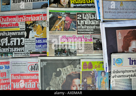 Tageszeitungen zum Verkauf bei einer Zeitung stehen, Thailand, Südostasien, Asien Stockfoto