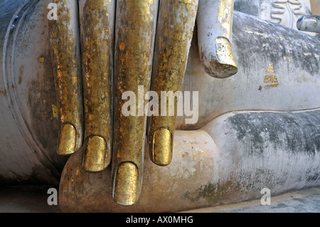 Blattgold Hand einer Buddha-Statue, Wat Si Chum, Sukhothai Historical Park, Sukhothai, Thailand, Südostasien, Asien Stockfoto