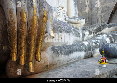 Blattgold Hand einer Buddha-Statue, Wat Si Chum, Sukhothai Historical Park, Sukhothai, Thailand, Südostasien, Asien Stockfoto