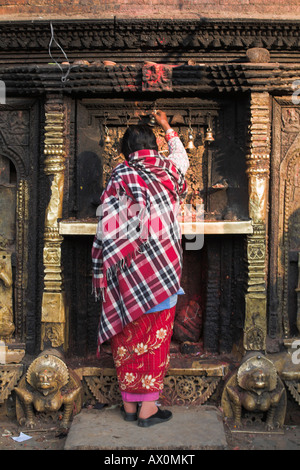 Nepal, Bhaktapur, Lady Ring Bell am Tempel Stockfoto