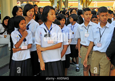 Schulklasse im Wat Phra Kaeo Grand Palace (Tempel des Smaragd-Buddha), Bangkok, Thailand, Südostasien, Asien Stockfoto