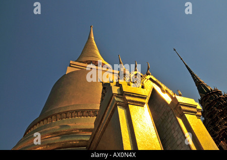 Goldene Chedi (Phra Sri Ratana) im Wat Phra Kaeo Grand Palace (Tempel des Smaragd-Buddha), Bangkok, Thailand, Südostasien, Stockfoto