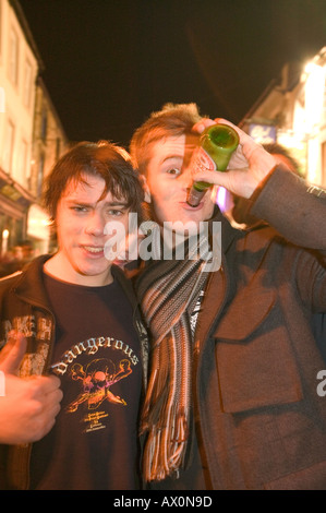 junge Männer, binge Trinken und trinken auf der Straße, Lancaster Stadtzentrum, Lancashire, UK Stockfoto