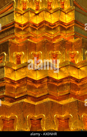 Goldene Chedi vor dem Pantheon, getragen von zwanzig Affen und Dämonen, Wat Phra Kaeo Grand Palace (Tempel des Smaragd Stockfoto