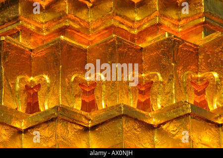 Goldene Chedi vor dem Pantheon, getragen von zwanzig Affen und Dämonen, Wat Phra Kaeo Grand Palace (Tempel des Smaragd Stockfoto