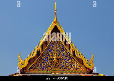 Tympanon mit Garuda und Chofah (Sky Quaste) am Prasat Phra Thep Bidon (königliches Pantheon), Wat Phra Kaeo Grand Palace (Tempel des Stockfoto