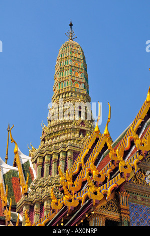 Prasat Phra Thep Bidon (königliches Pantheon) mit Chofah (Sky Quaste), Wat Phra Kaeo Grand Palace (Tempel des Smaragd-Buddha), Ba Stockfoto