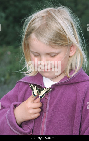 Schwalbenschwanz (Papilio Machaon), sitzen auf der Seite ein fünf Jahre altes Mädchen Stockfoto