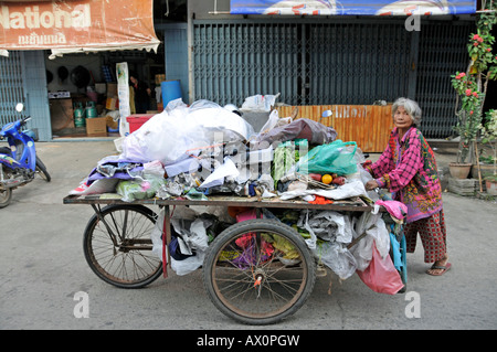 Altersarmut: Frau sammeln Müll in Sukhothai, Thailand, Südostasien, Asien Stockfoto