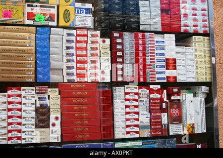 200 Schachteln Zigaretten in einem duty free-Shop-Fenster in Benidorm, Spanien zu verkaufen. Stockfoto