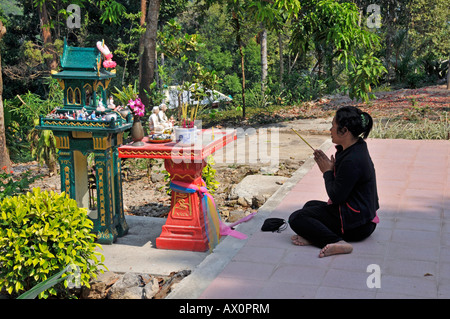 Frau vor einem Geisterhaus (San Phra Phum), beten Kho Chang, Thailand, Südostasien, Asien Stockfoto