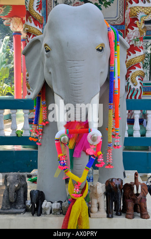 Weiße Elefanten-Statue geschmückt in künstlichen Blumengirlanden, Kho Chang, Thailand, Südostasien, Asien Stockfoto