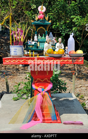 Animistische Geisterhaus (San Phra Phum), Kho Chang, Thailand, Südostasien, Asien Stockfoto