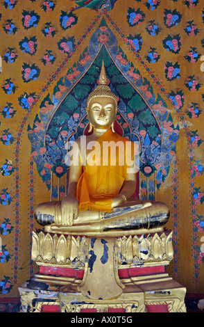 Buddha-Statue, Wat Arun (Tempel der Morgenröte), Bangkok, Thailand, Südostasien Stockfoto