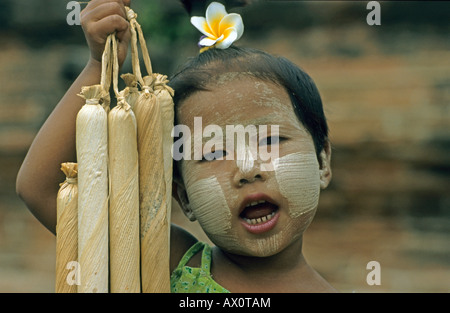 Mädchen mit ihrem Gesicht gemalt im traditionellen Tanaka Stil Cherrots, Myanmar (Burma), Südost-Asien zu verkaufen Stockfoto