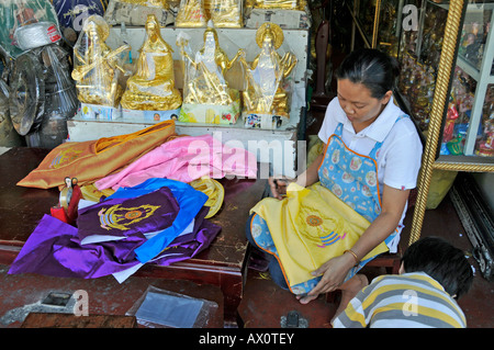 Buddha-Statuen und andere Devotionalien zum Verkauf entlang Bamrung Muang Road, Bangkok, Thailand, Südostasien Stockfoto