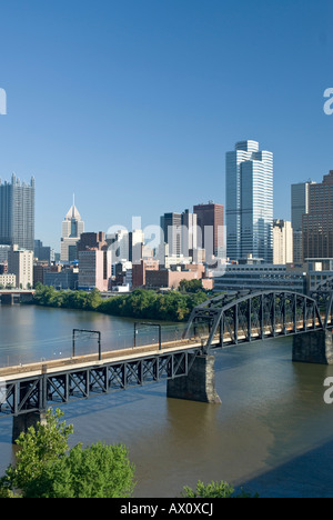 USA, Pennsylvania, Pittsburgh, Innenstadt/Goldenes Dreieck über den Monongahela Fluss Stockfoto