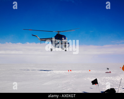 Hubschrauber abheben von Ross-Schelfeis, Antarktis Stockfoto