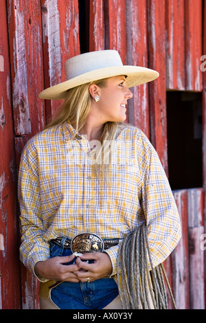 Cowgirl an Scheune, Wildwest, Oregon, USA Stockfoto