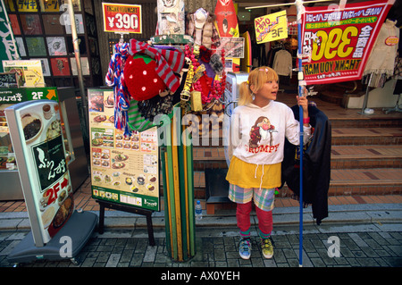 Japan, Honshu, Tokio, Harajuku, typische Kleidung Geschäfte auf Takeshita Dori Stockfoto
