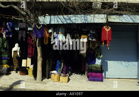 Jordan Kerak Dorf Kleidung Shop In der Main Street Stockfoto