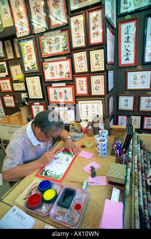 China, Hong Kong, Mann tut Kalligraphie bei Stanley Market Stockfoto