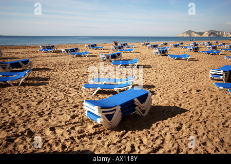 große Anzahl von leeren gestapelt liegen am Strand in Benidorm im Februar. Stockfoto