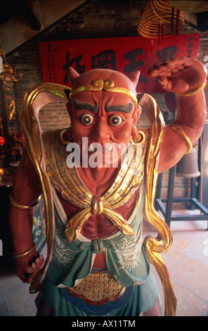 China, Hong Kong, Cheung Chau Insel, taoistische Statue in Pak Tai Tempel Stockfoto