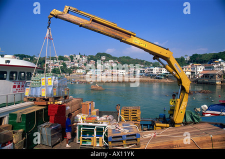 China, Hong Kong, Lamma Island, Yung Shue Wong Dorf, Harbourfront Hafenaktivität Stockfoto