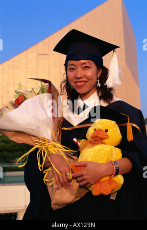 China, Hong Kong, Kowloon, Tsim Sha Tsui, Mädchen feiert Abschluss an der Hong Kong Cultural Centre Stockfoto