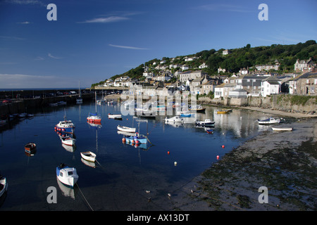 Boote am Hafen von Mousehole, Süd Cornwall, UK Stockfoto