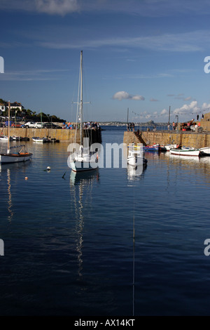 Boote am Hafen von Mousehole, Süd Cornwall, UK Stockfoto