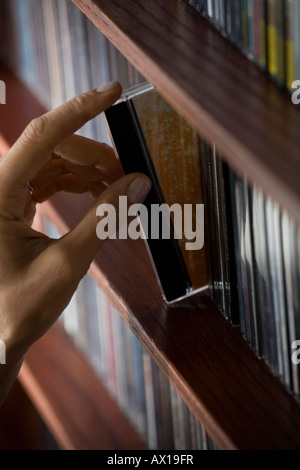 Nahaufnahme von Hand auswählen einer CD Stockfoto