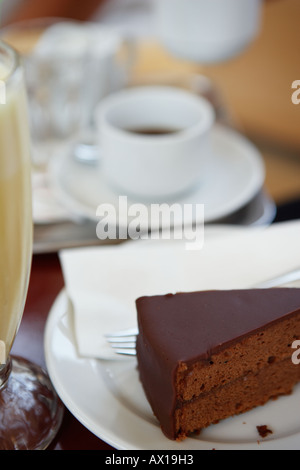 Trinken Sie Kaffee und ein wenig der Sacher-torte Stockfoto