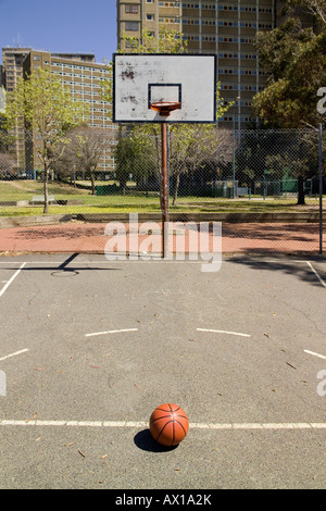 Leere Basketballfeld im Freien und einen basketball Stockfoto