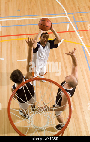 Drei junge Männer Basketball spielen Stockfoto