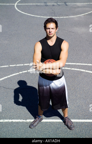 Ein junger Mann stand an der Freiwurflinie auf einem Basketballfeld im freien Stockfoto