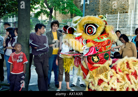 Paris Frankreich, vielfältige Menschenmengen öffentliche Veranstaltungen „nationaler Musiktag“ die Menschen feiern mit chinesischem Drachentanz in Chinatown, Kinder Stockfoto