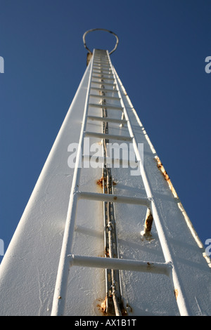 Leiter mit blauem Himmelshintergrund Stockfoto