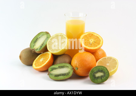 Glas Saft mit Obst Orangen Zitronen und Kiwi isoliert auf weißem Hintergrund Landwirtschaft und gesunde Ernährung Stockfoto