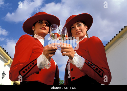 Tio Pepe Mädchen halten Sherry Gläser, Bodega Gonzalez Byass Jerez De La Frontera, Provinz Cádiz, Andalusien, Spanien, Europa Stockfoto