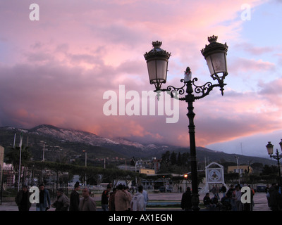 Altfranzösischen Stil Laternenpfahl bei Sonnenuntergang, hinten die schneebedeckte Chrea Berge, Place De La Liberté, Blida Stadt, Algerien Stockfoto