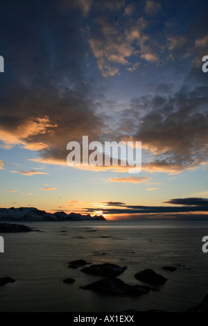 Blick auf den Sonnenuntergang in Richtung Senja von Hillsøy Tromso Region Nord Norwegen arktischen Kreis winter Stockfoto