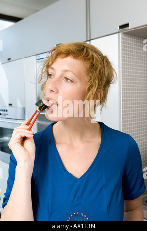 Eine Frau, die Sushi-Essen Stockfoto